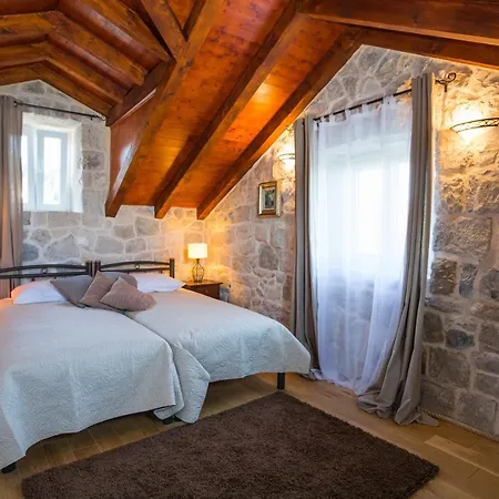 Vila Hedera Estate, Hedera Ix