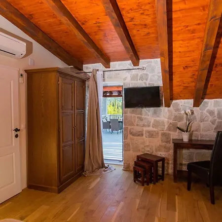 Vila Hedera Estate, Hedera Ix